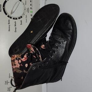 Dr.Martens black boots with floral lining.   In great condition 🖤 size 9